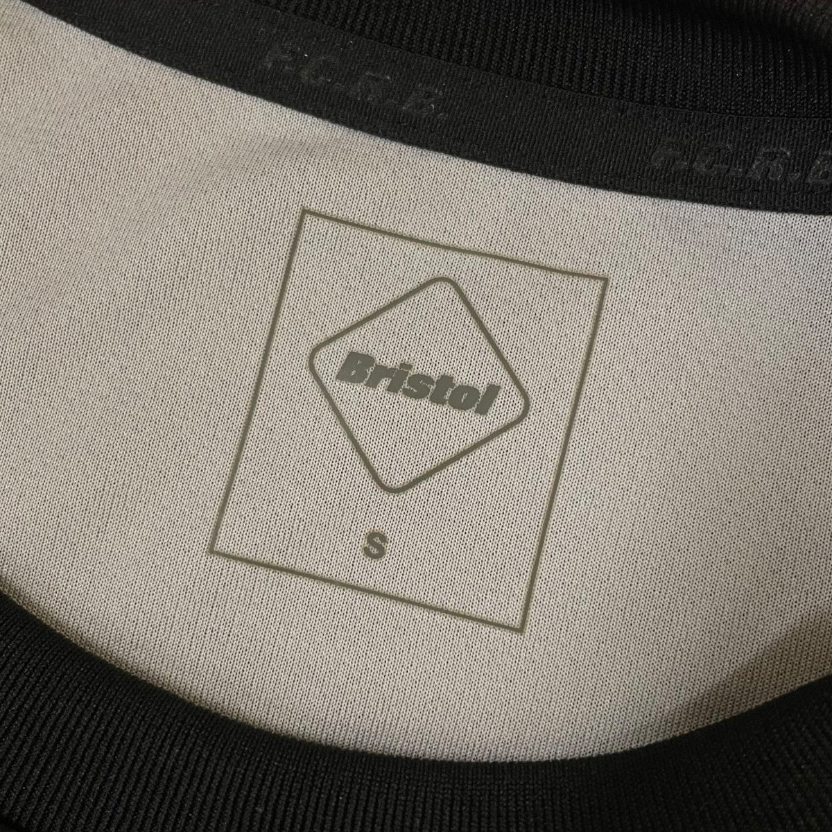 FCRB S S GRADATION PRE MATCH TOPポリエステル グラデーション ロゴワッペン付き 半袖TシャツFCRB-230143