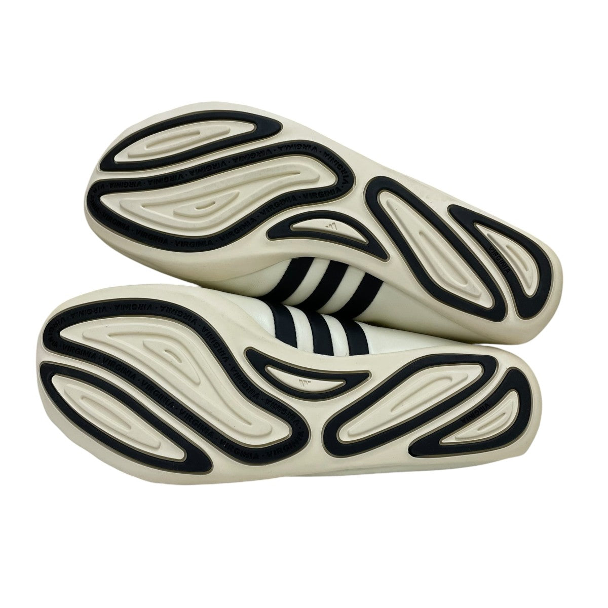 Pharrell Williams × adidas Vario Flat EartherローカットスニーカーKI7668
