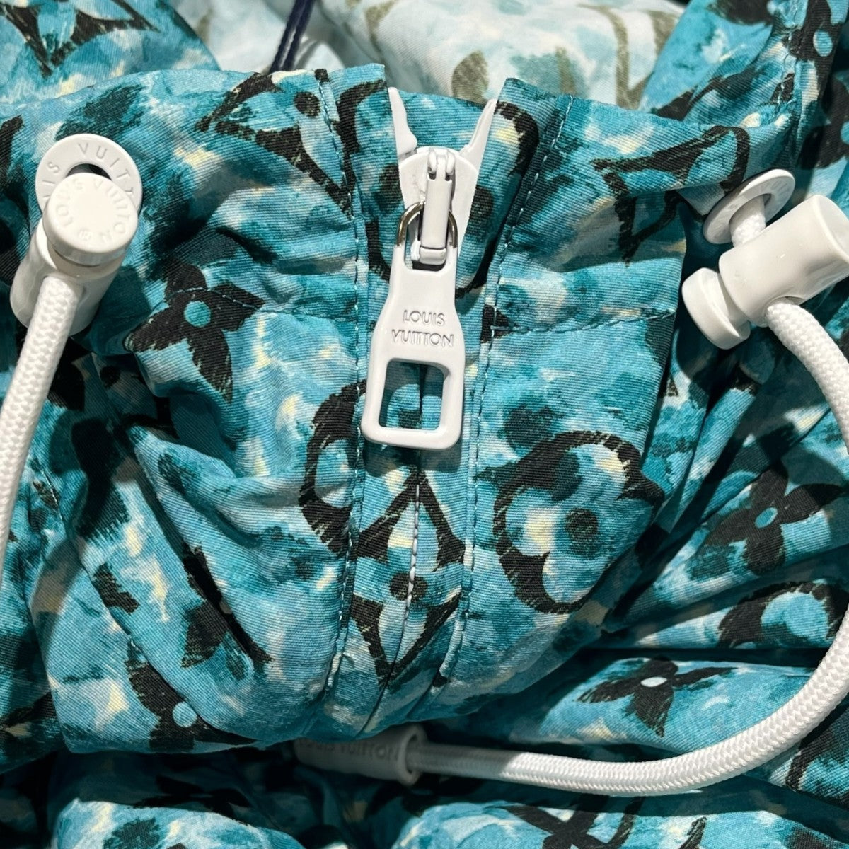 ほぼ未使用　ルイヴィトン　ミッドレングスモノグラムナイロンウインドブレーカー LOUIS VUITTON ミッドレングスモノグラムナイロンウインド