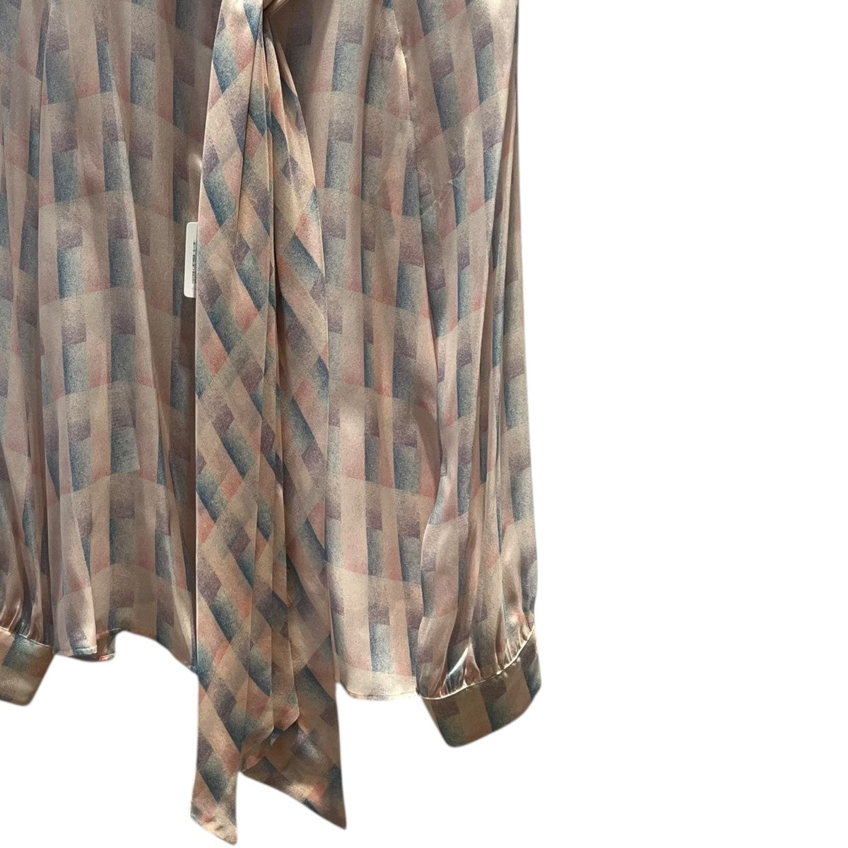 ボウタイブラウス