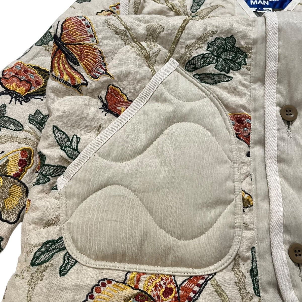 CDG JUNYA WATANABE MAN 26SS 綿麻ｳﾞｨｽｺｰｽ 本刺繍 蝶柄 ﾘﾊﾞｰｼﾌﾞﾙｼﾞｬｹｯﾄキルティングジャケットWQ-J026-051-1-4 古着・中古-4枚目のアイテム画像