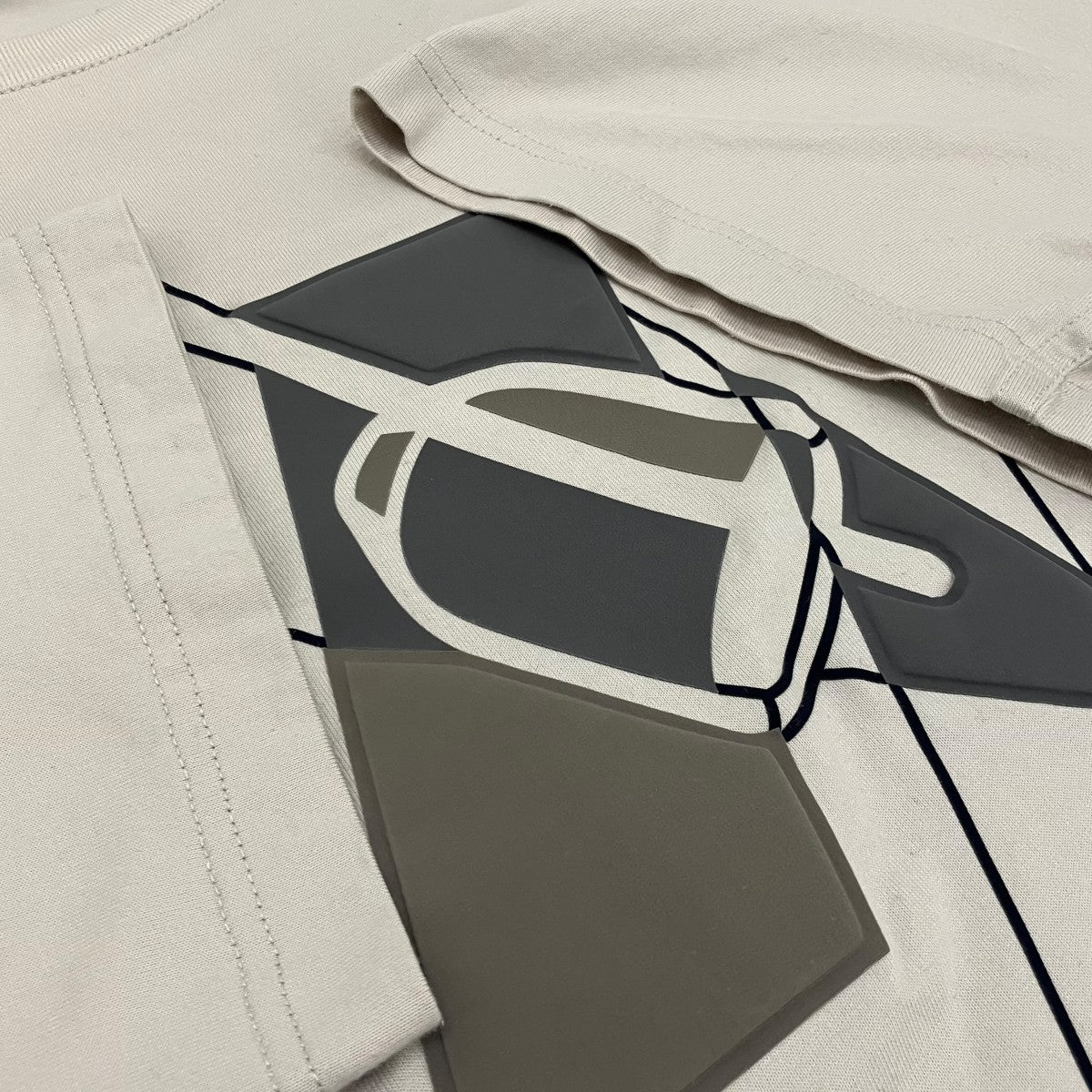 【エトリエ アン フラグメンツ】エンボスTシャツ