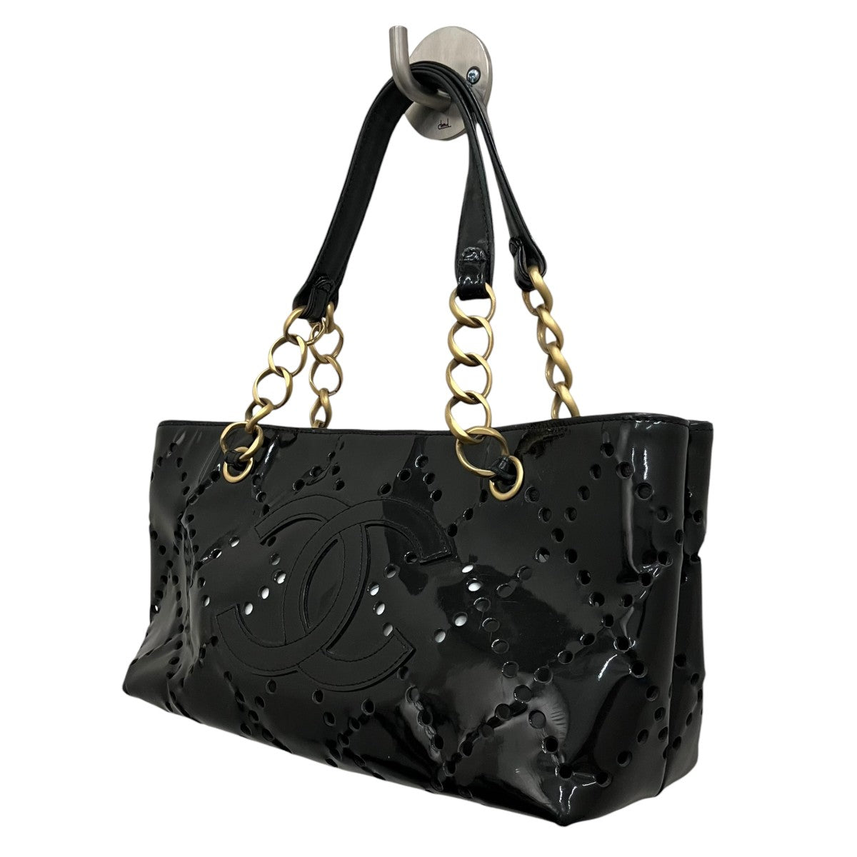 CHANEL パンチングパテントチェーンバッグ 古着・中古-1枚目のアイテム画像