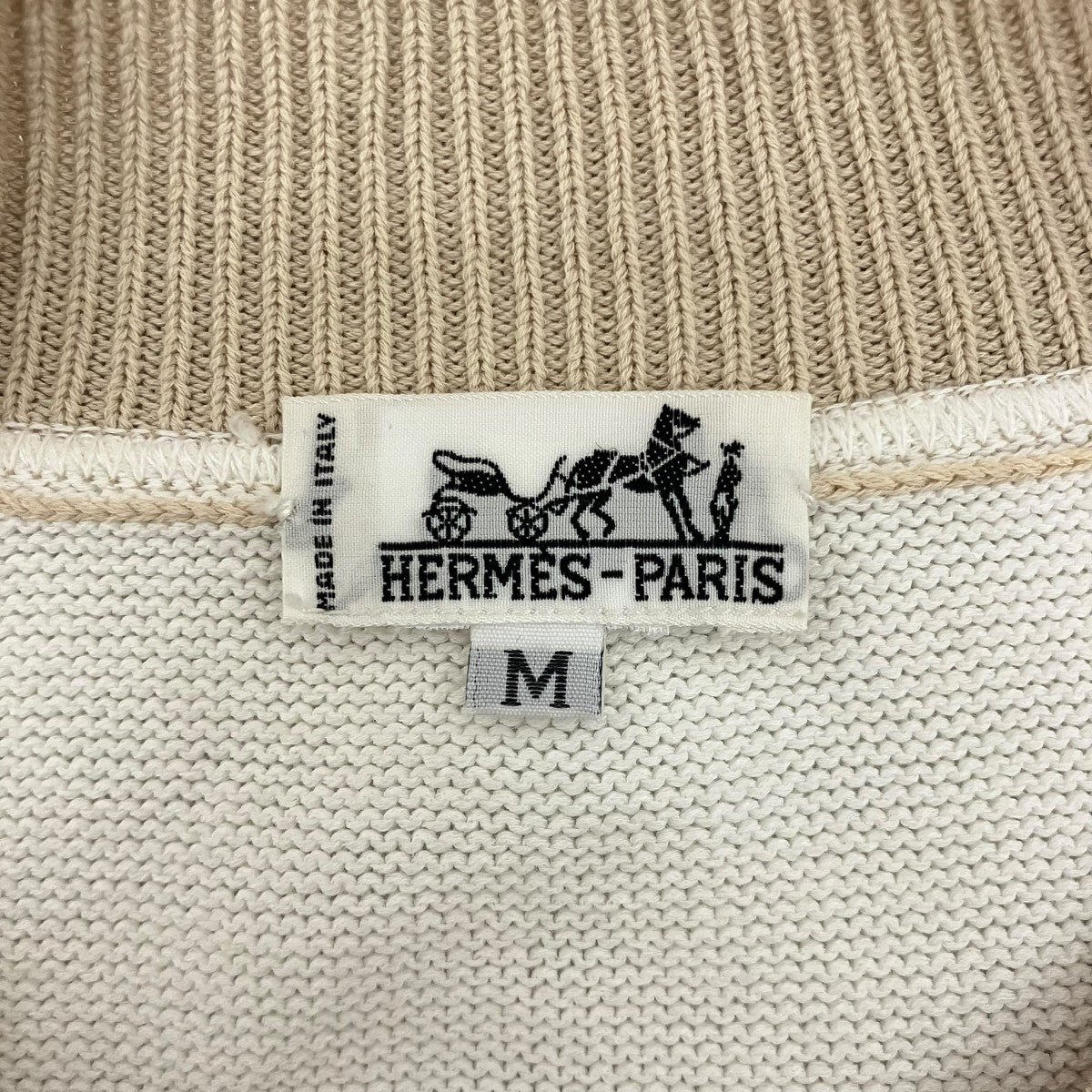 バックロゴノースリーブニット