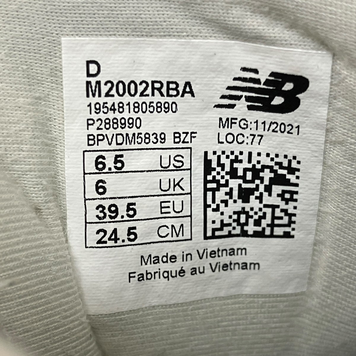 スニーカーM2002RBA