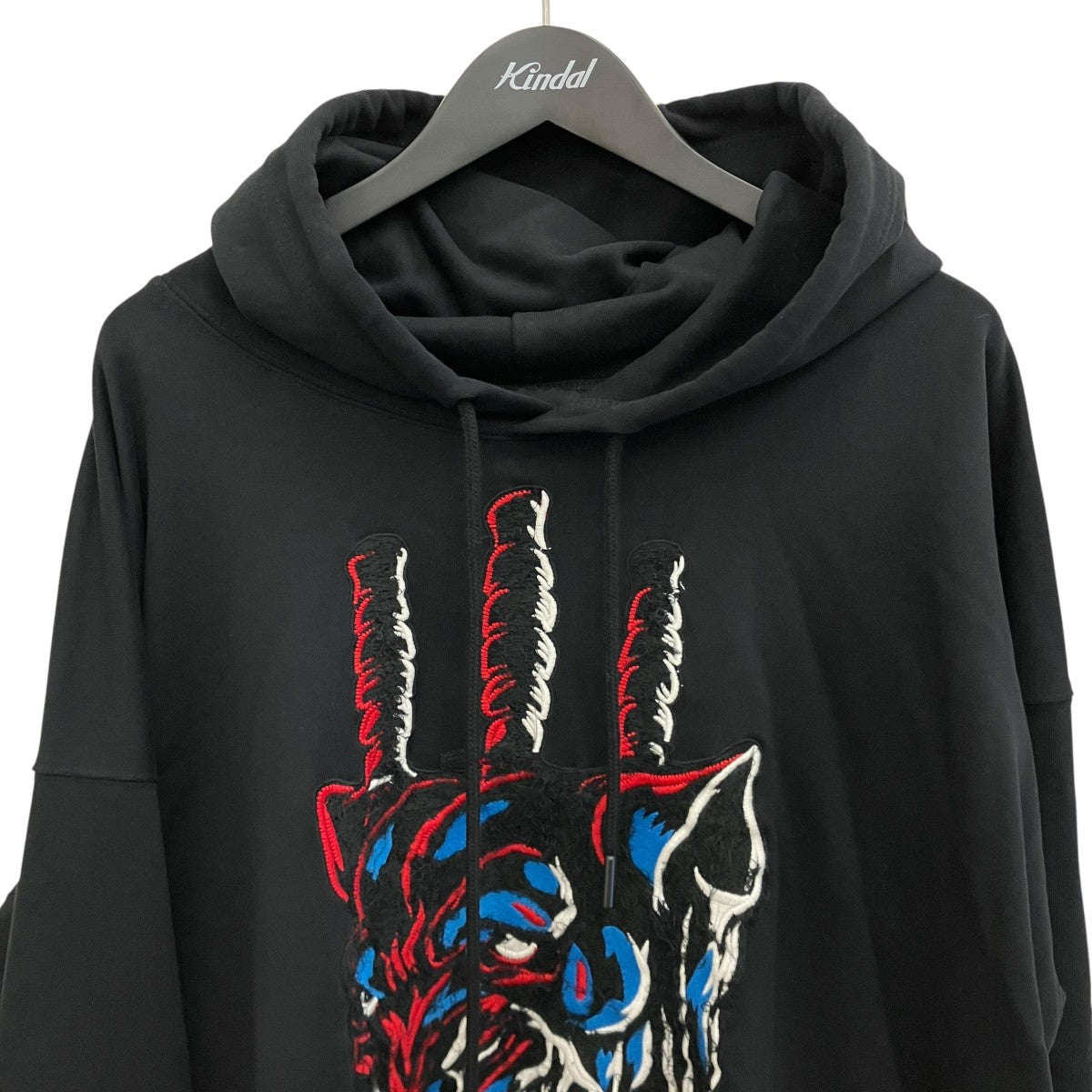 エンブロイダリーフーディー