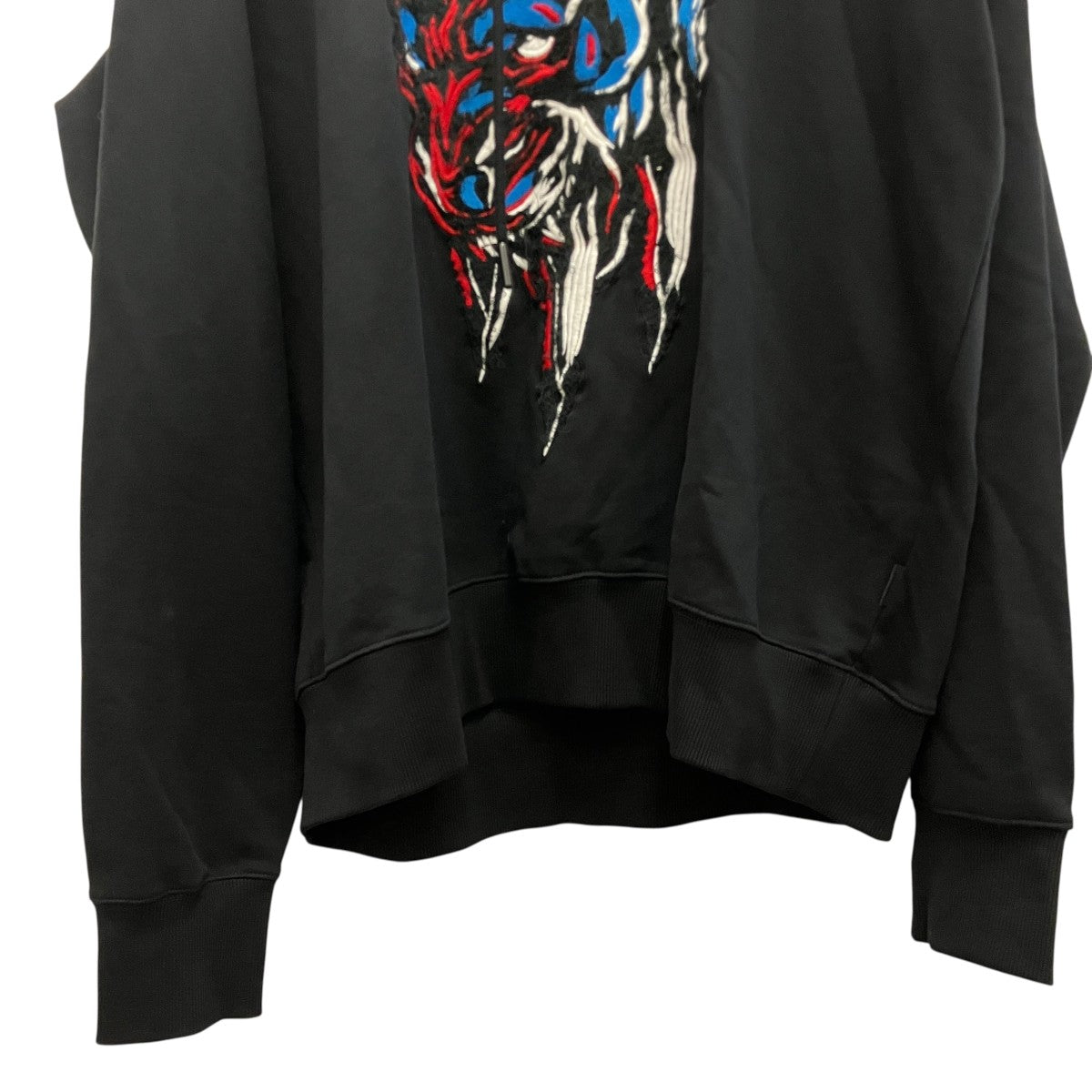 エンブロイダリーフーディー
