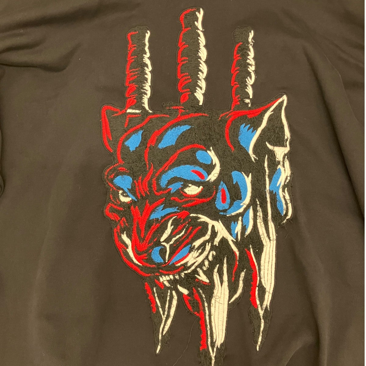 エンブロイダリーフーディー
