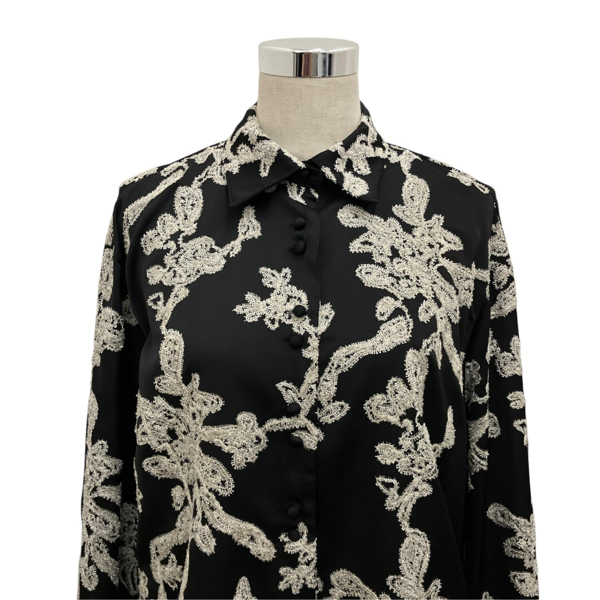 26AW【MOLE YARN EMBROIDERY SATIN SHIRT】サテンブラウス0126204450600