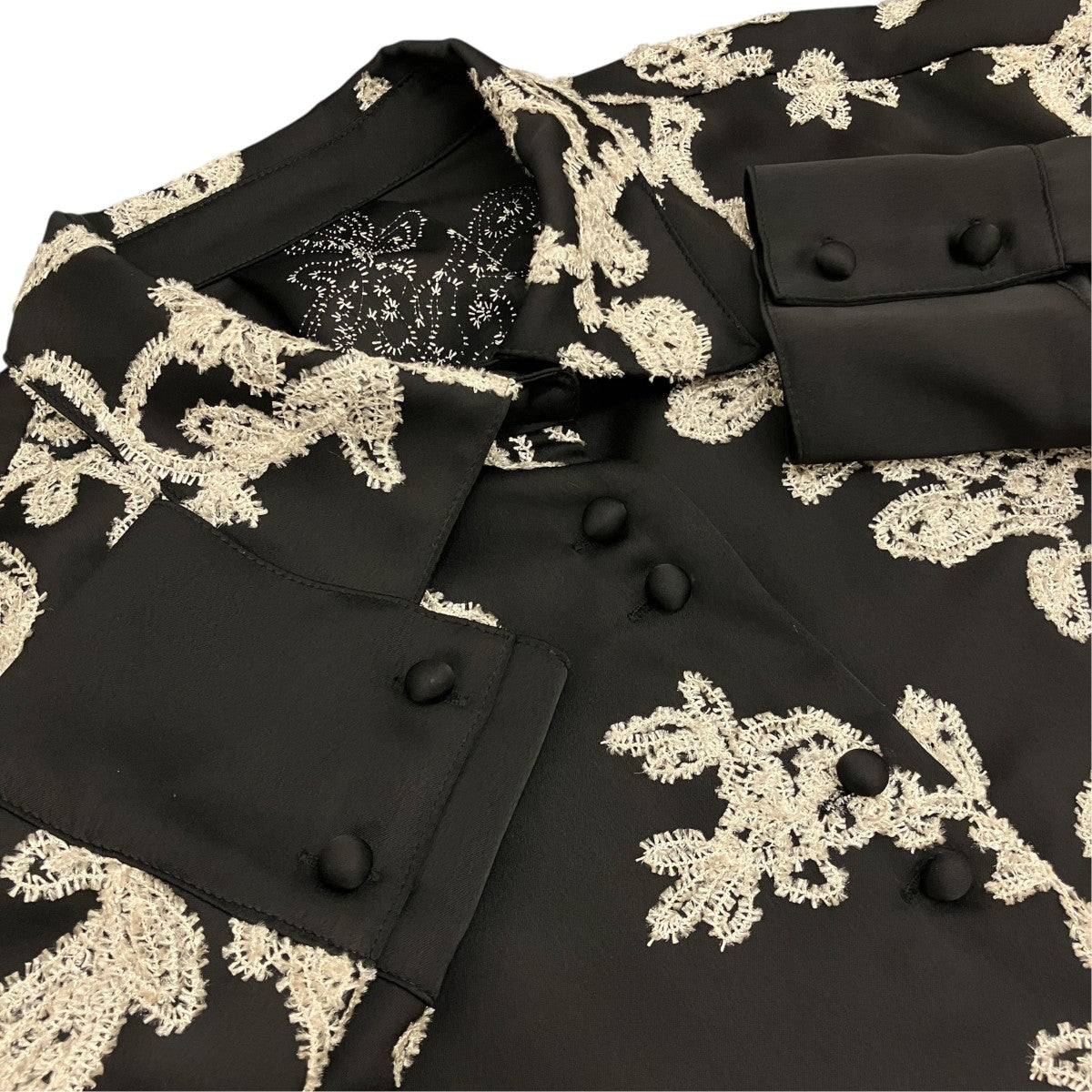 26AW【MOLE YARN EMBROIDERY SATIN SHIRT】サテンブラウス0126204450600