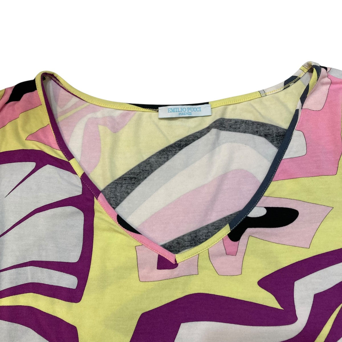 VネックTシャツ
