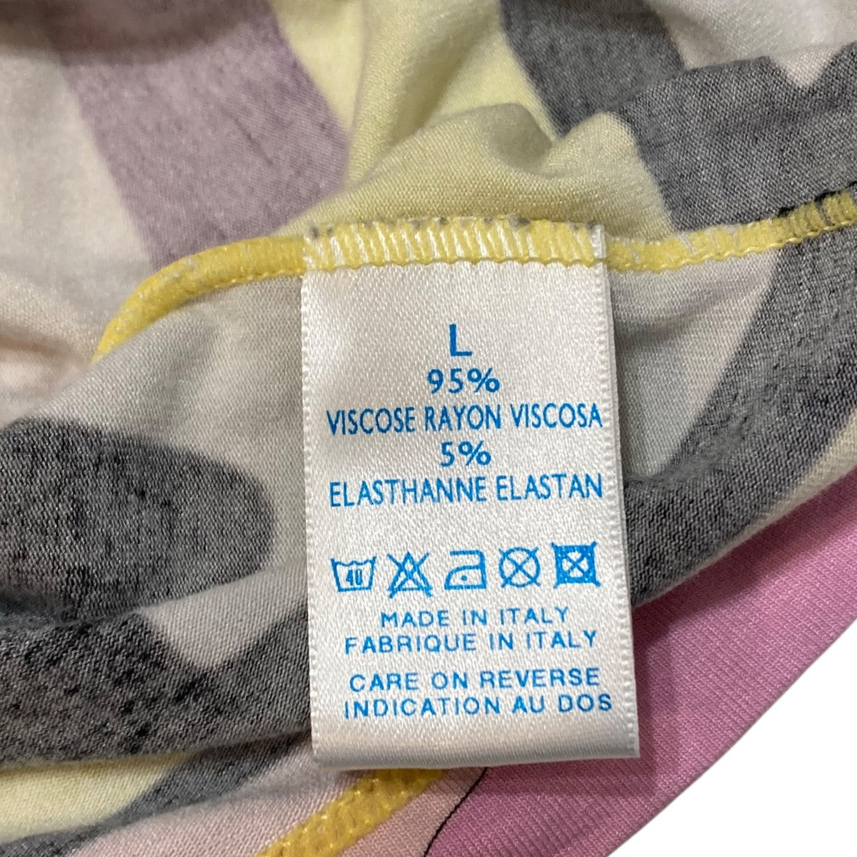 VネックTシャツ