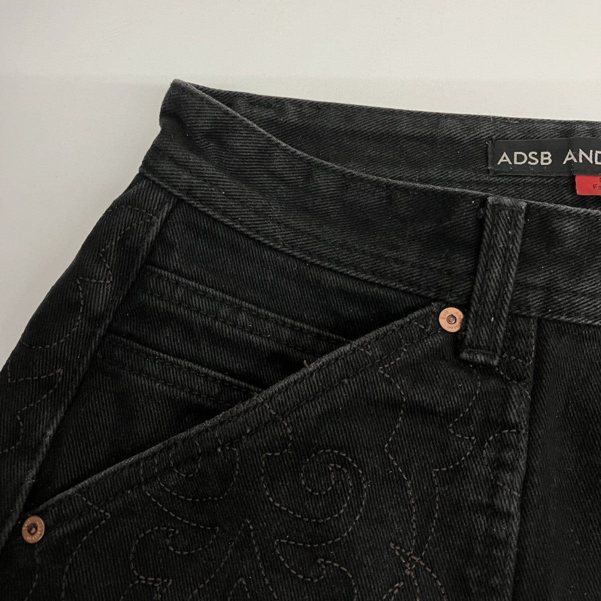 EMBROIDERY WRAP JEANSブラックジーンズ