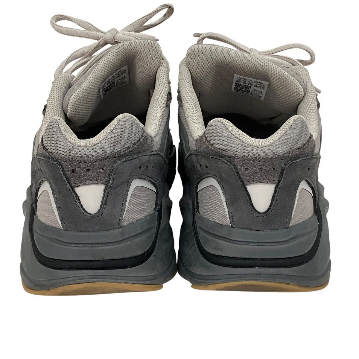 Yeezy Boost 700 V2 TephraローカットスニーカーFU7914