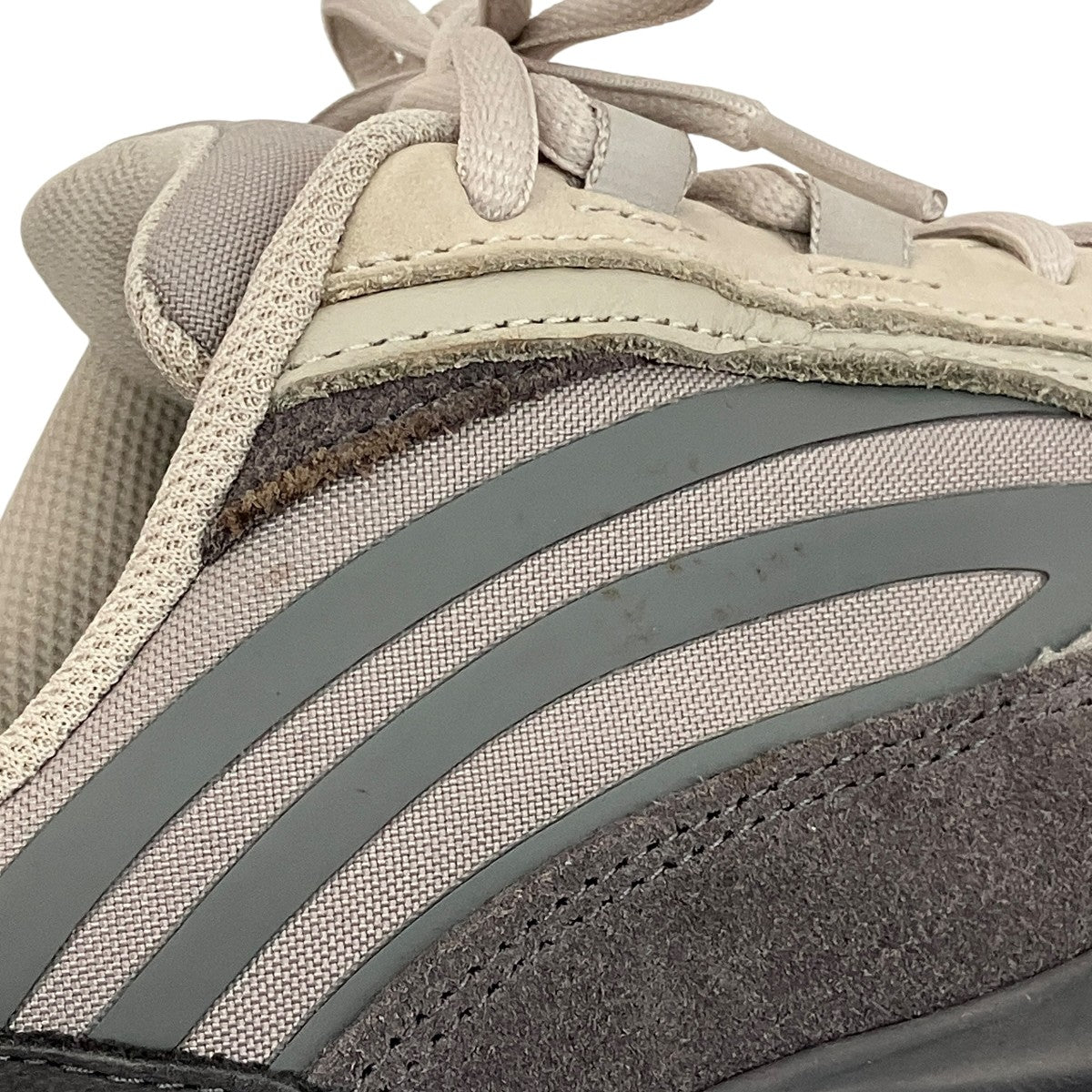 Yeezy Boost 700 V2 TephraローカットスニーカーFU7914