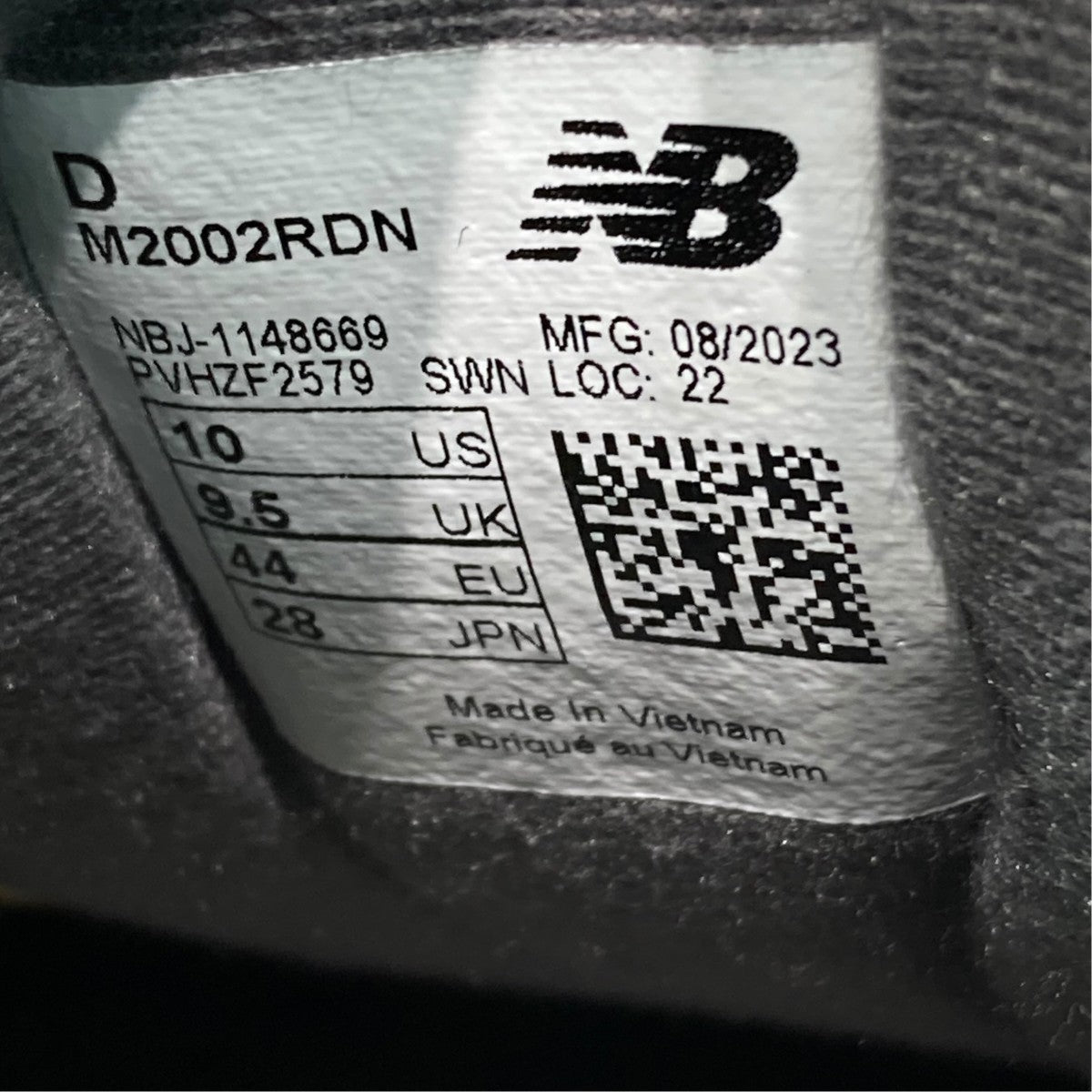 スニーカーM2002RDN