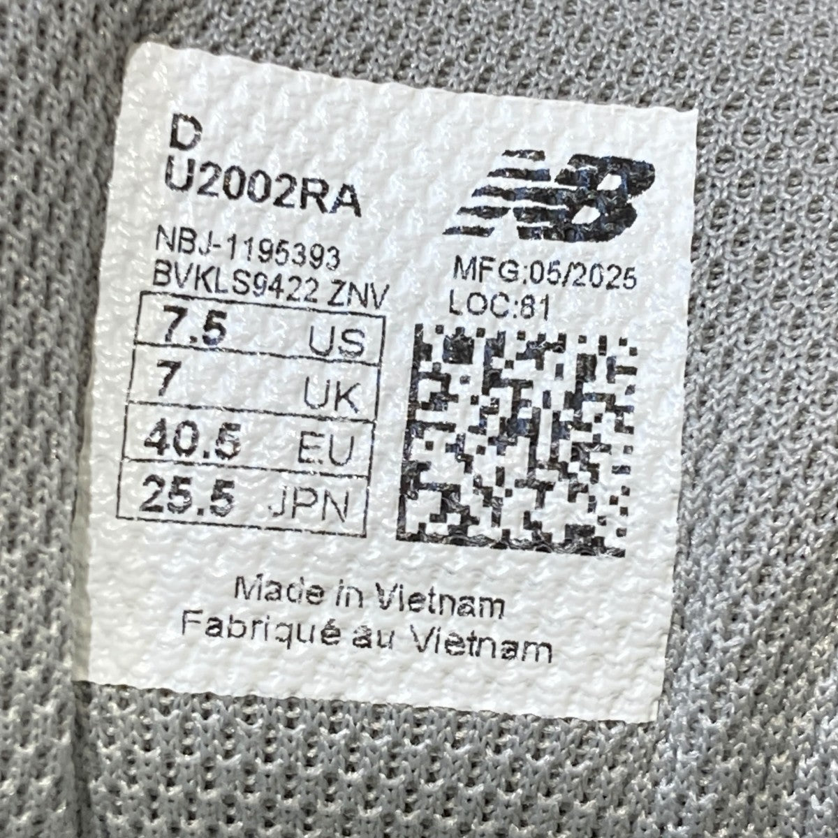 スニーカーU2002RA